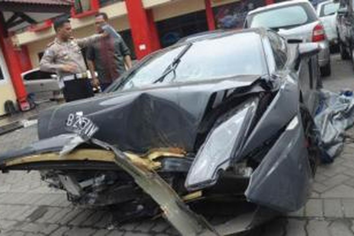 Kondisi Lamborghini tipe LP 570-4 Nopol B 2258 WM yang rusak akibat kecelakaan Jl Manyar Kertoarjo Surabaya, Minggu 