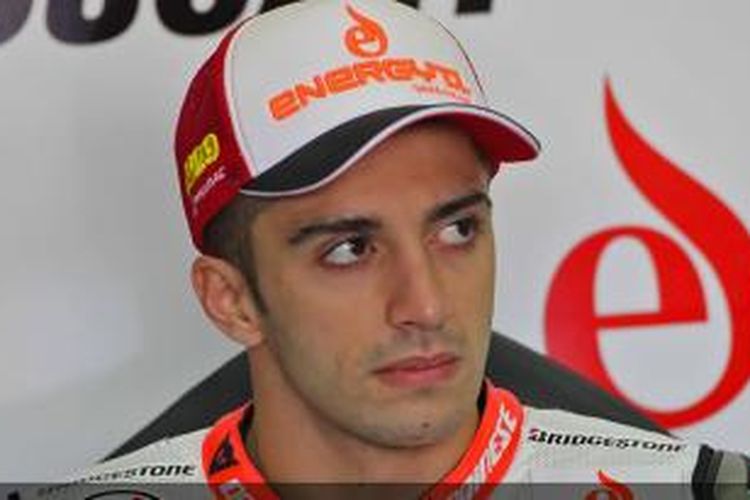 Pebalap Italia, Andrea Iannone duduk di garasi Pramac Racing pada sesi latihan bebas GP Jerman, Jumat (12/7/2013).