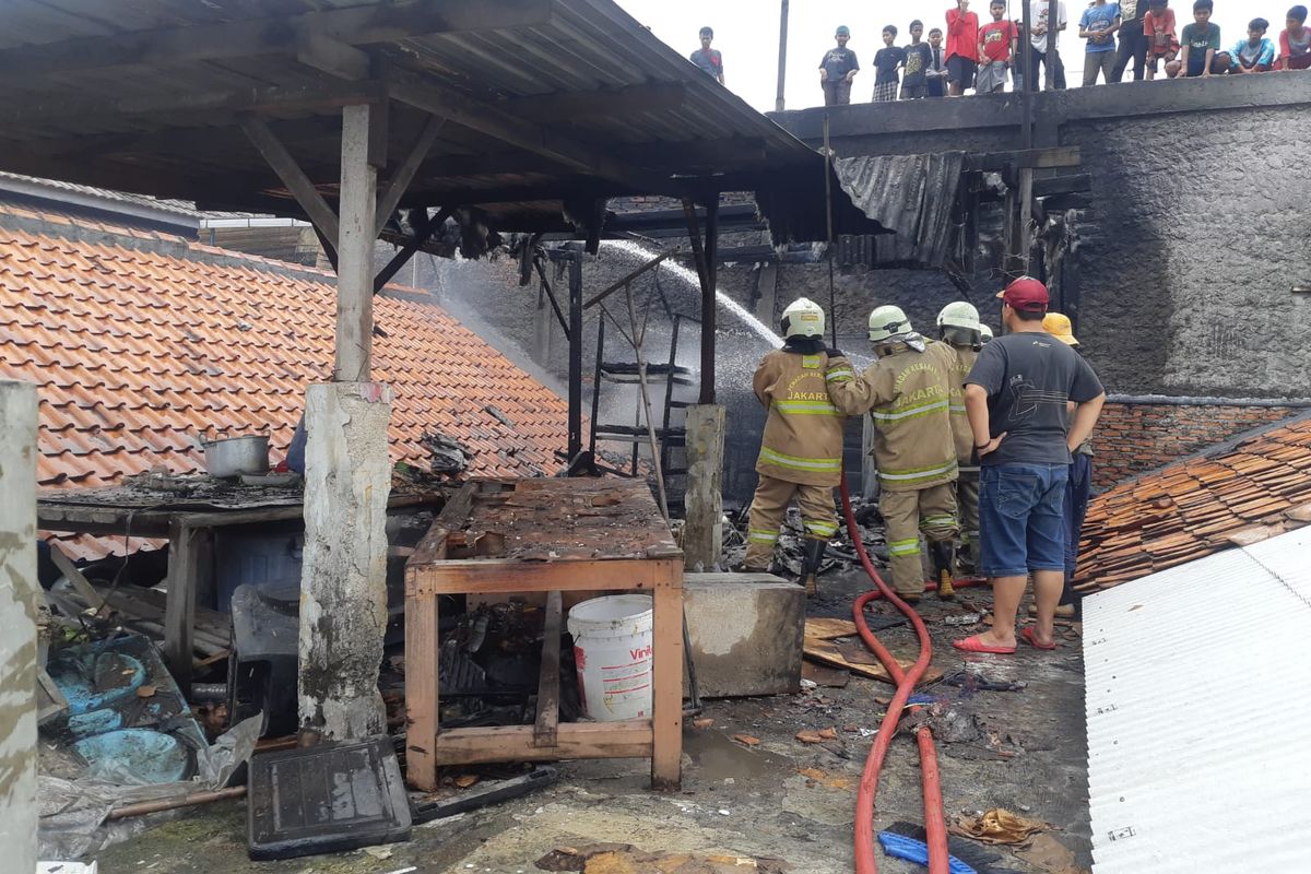 Sebuah bangunan tempat tinggal terbakar di Jalan Dr KRT Radjiman Widyodiningrat, Cakung, Jakarta Timur, Minggu (9/10/2022).