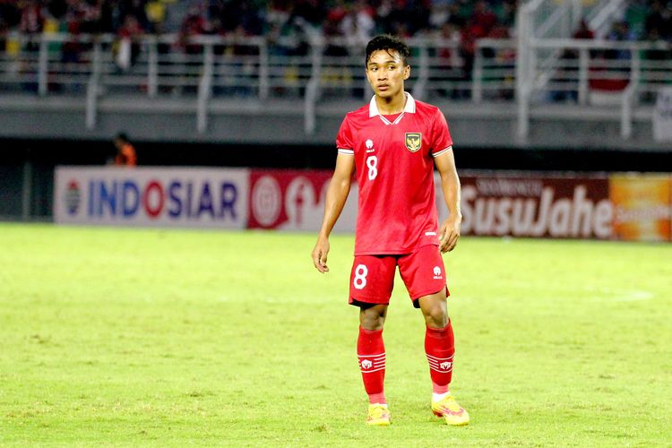 Pemain Timnas Indonesia, Arkhan Fikri, saat pertandingan Kualifikasi Piala Asia U20 2023 melawan Vietnam di Stadion Gelora Bung Tomo Surabaya, Minggu (18/9/2022) malam. Terkini, Arkhan Fikri tampil membela timnas U23 Indonesia pada semifinal Piala AFF U23 2023 melawan Thailand.