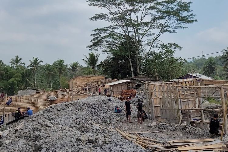 Pembongkaran gubuk atau bedeng di lokasi tambang emas ilegal Grumbul Tajur, Desa Pancurendang, Kecamatan Ajibarang, Kabupaten Banyumas, Jawa Tengah, Selasa (8/8/2023).