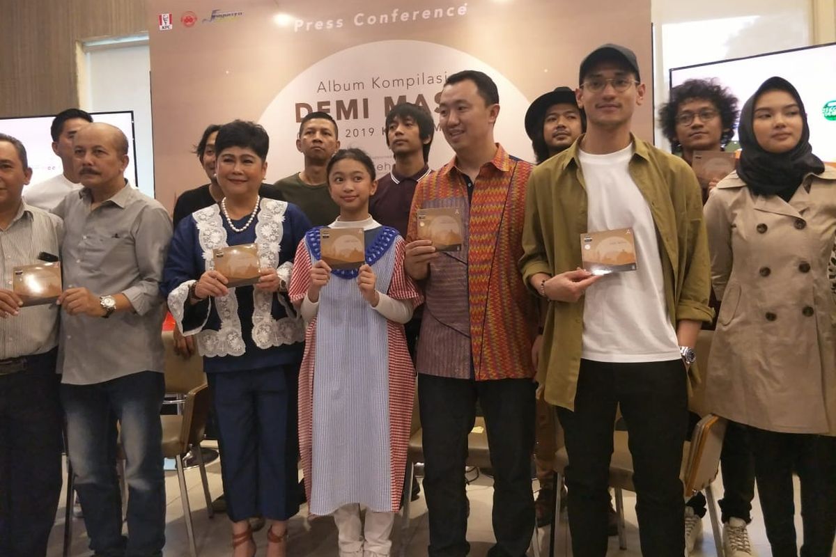 Nidji, Afgan, Ungu, DMASIV, Shakira, Zara Leola dan perwakilan dari label musik Musica Studios dan Trinity dalam jumpa pers Album Religi Demi Masa di KFC Kemang, Jakarta Selatan, Kamis (9/5/2019).