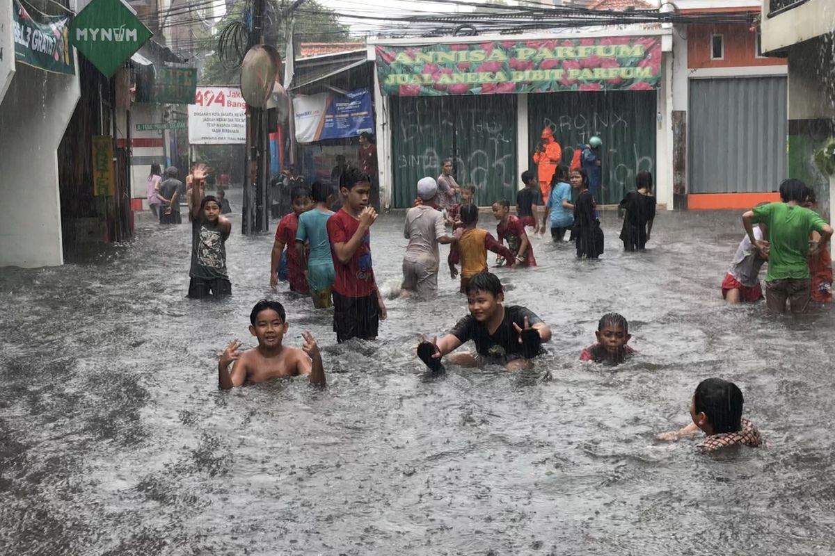 Lokasi banjir di Jalan Tegal Parang V, Tegal Parang, Mampang Prapatan, Jakarta Selatan, Rabu (27/10/20210 sore menjadi lokasi bermain anak-anak.