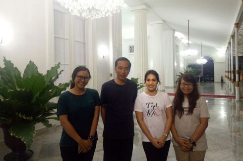 Jokowi Ajak Pengunjung Malioboro Berfoto Bersama di Gedung Agung