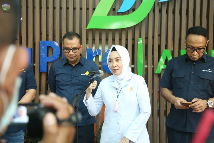 Kepala BMKG Dwikorita Karnawati (tengah).