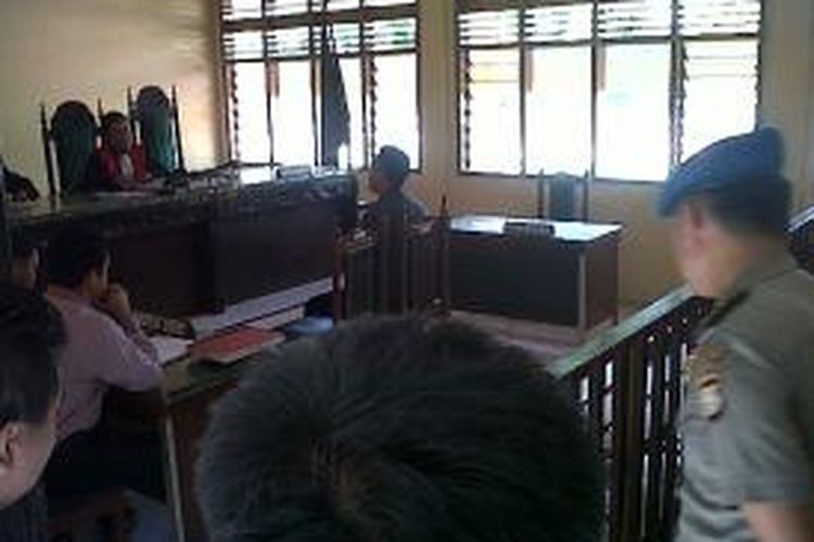 Seorang polisi di Kabupaten Bone, Sulawesi Selatan menjalani sidang di Pengadilan Negeri (PN) Watampone sebagai terdakwa tindak pidana ringan setelah terbukti menampar salah seorang warga. Selasa, (04/02/2014).
