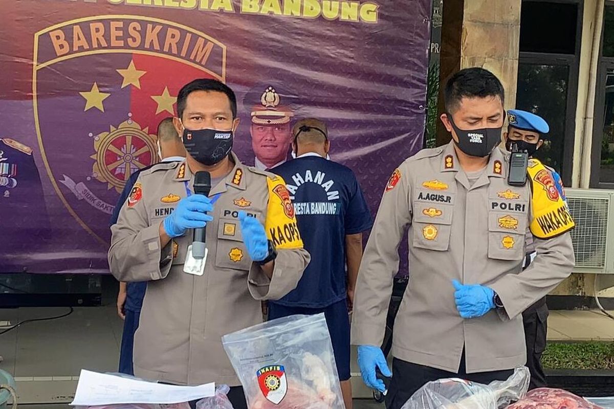 Kapolresta Bandung Kombes Pol Hendra Kurniawan tengah memperlihatkan barang bukti daging babi yang dijual sebagai daging sapi di wilayah Kabupaten Bandung.