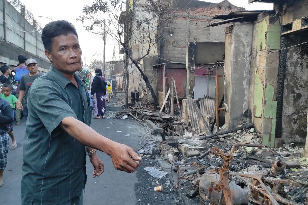 Salah satu warga terdampak kebakaran Depo Pertamina Plumpang, Muhammad Syairuddin (54), saat menunjukkan kondisi rumahnya yang hangus terbakar, Minggu (5/3/2023) 