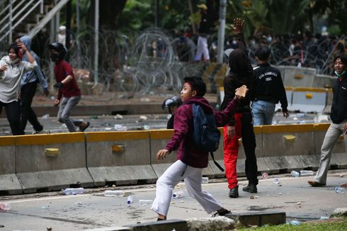 3 Pemuda Ditahan karena Keroyok dan Jarah Barang Seorang Polisi yang Amankan Demo