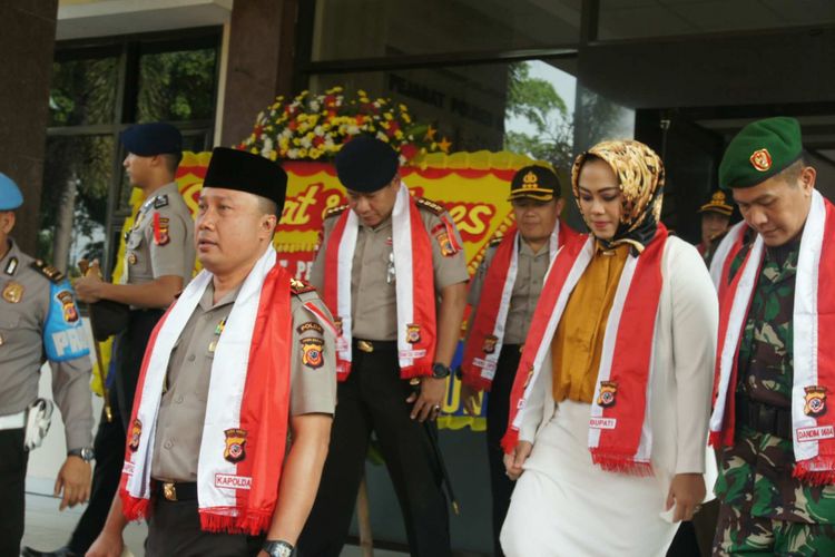 Kapolda Jabar  Irjen Agung Budi Maryoto (kiri) di sela Launching Dai Kantibmas,  Deklarasi Pilkada Damai, dan Peresmian Gedung Satreskrim Polres Karawang.