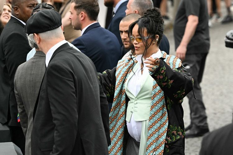 Penyanyi dan aktris Rihanna di fashion show koleksi Dior Men untuk musim semi/musim panas 2026 saat Paris Fashion Week, Jumat (27/6/2025), di Perancis.