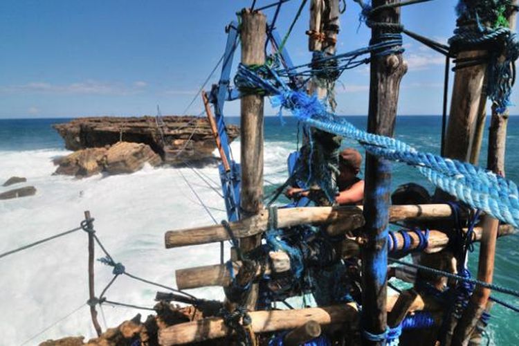 Flying Fox Tradisional di Pantai Timang Gunung Kidul, Provinsi DI Yogyakarta.