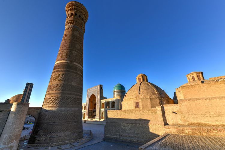 Kalyan Minaret (menara) di area masjid, Bukhara, Uzbekistan. 