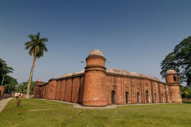 Arsitektur masjid Shait Gumbat menyerupai benteng dengan puluhan lorong.