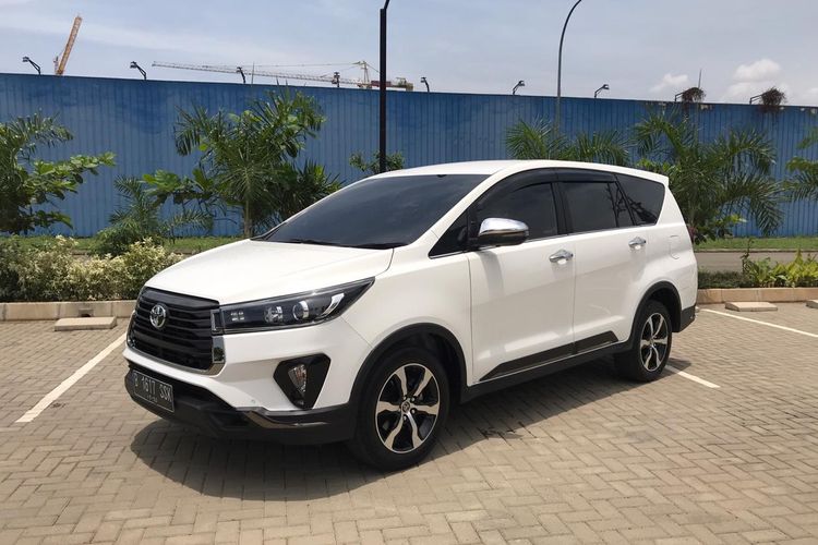 Tampilan Toyota Kijang Innova terbaru.