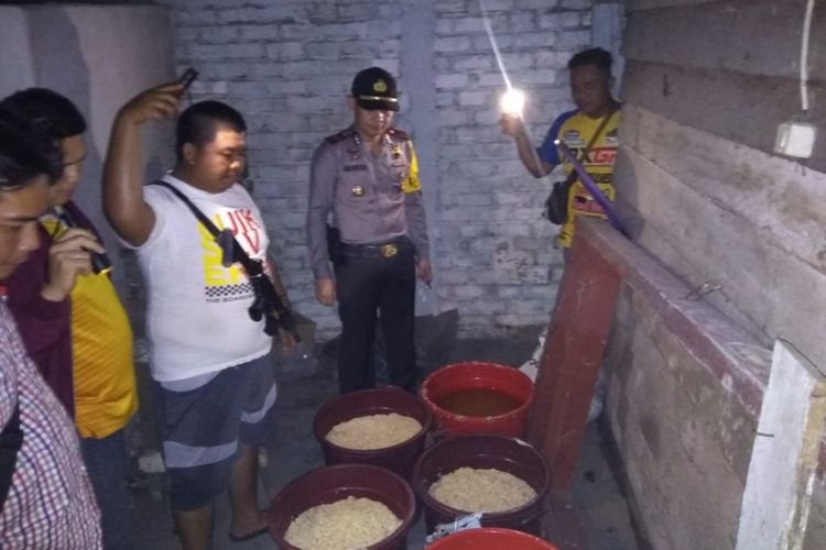 Polisi saat memeriksa pabrik arak di Kelurahan Bukit Intan, Pangkal Pinang, Selasa (4/12/2018).