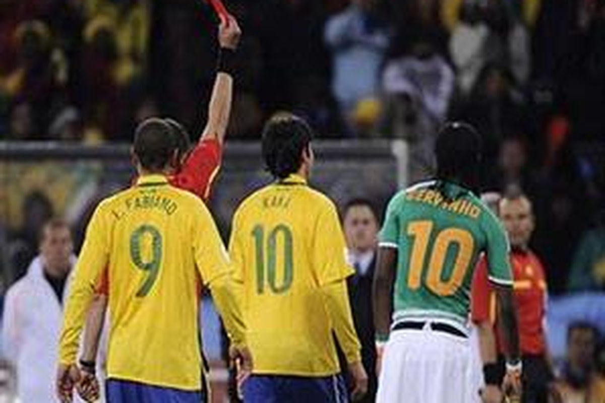 Gelandang Brasil, Ricardo Kaka (no. 10) menerima kartu kuning kedua setelah wasit Stephane Lannoy menilainya melanggar pemain Pantai Gading, Kader Kaita, pada laga penyisihan grup Piala Dunia 2010 Afrika Selatan, Minggu (20/6/2010).