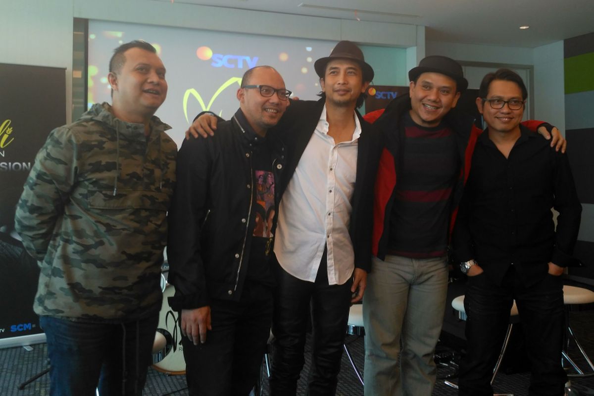 PADI Reborn, yang terdiri dari Ari, Yoyo, Piyu, Fadly, dan Rindra (dari kiri ke kanan), berfoto bersama dalam jumpa pers FTV PADI REBORN, di SCTV Tower, Jakarta Pusat, Selasa (7/8/2018).