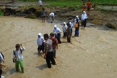 Jembatan Ambruk, Pelajar Sukabumi Basah-basahan Menyeberang Sungai