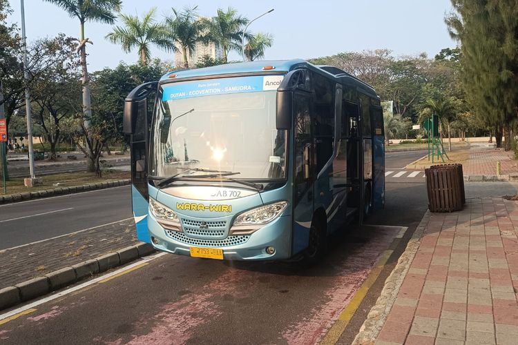 Bus Wara-wiri di Taman Impian Jaya Ancol, Jakarta