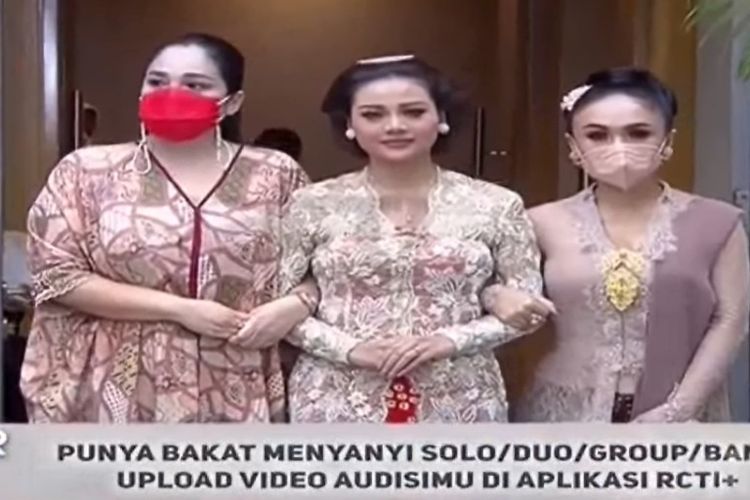 Aurel Hermansyah diapit Yuni Shara dan Amalia Handayani di acara prosesi siraman, Jumat (19/3/2021).