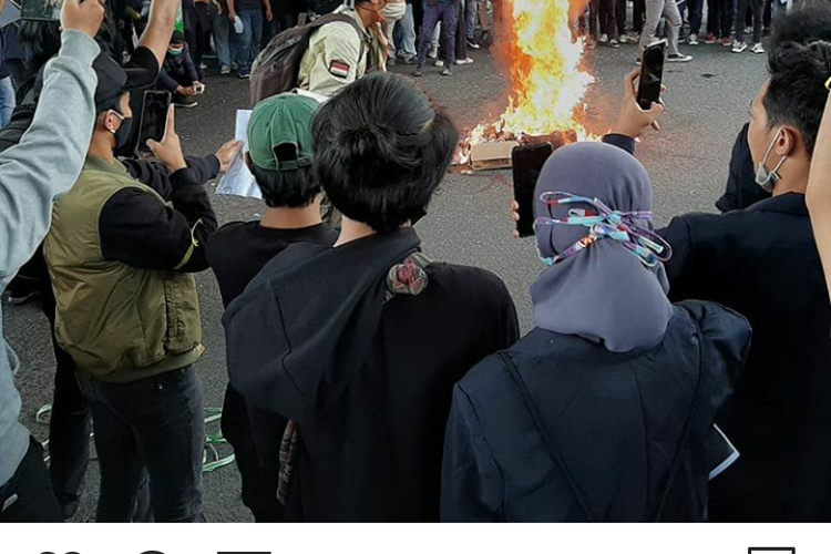 Tangkapan layar posting akun Instagram @kabarciracas yang menunjukan sekumpulan mahasiswa menggelar aksi demonstrasi di kawasan Fly Over Pasare Rebo, Jakarta Timur ,Rabu (7/10/2020)