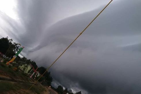 Awan Pekat Seperti Ombak Selimuti  Langit Tulang Bawang Sebelum Puting Beliung