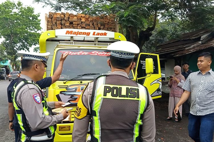 Operasi Patuh Semeru 2026 di Lumajang, Polisi Nyaris Ditabrak Truk Kayu