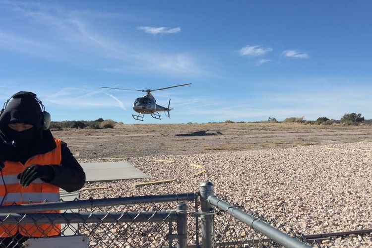 Helikopter yang akan membawa ke lembah Grand Canyon mendarat di landasan