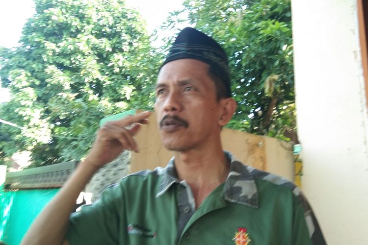 Warsito, keluarga korban meninggal akibat kecelakaan di Jalan Raya Purwasari, Karawang, Jawa Barat.