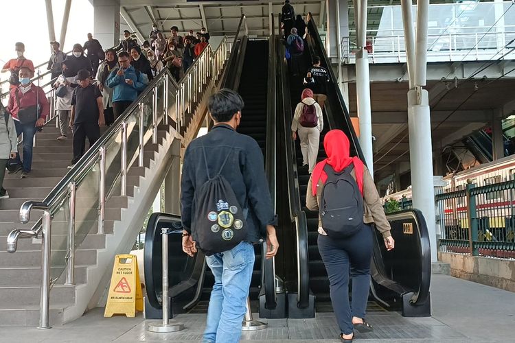 Fasilitas eskalator turun para penumpang di Stasiun Bekasi akses Jalan Juanda, Bekasi Selatan yang mati dan tidak dapat digunakan, Senin (6/11/2023). Dalam catatan Kompas.com, kondisi ini sudah terjadi setidaknya sejak bulan Oktober lalu.
