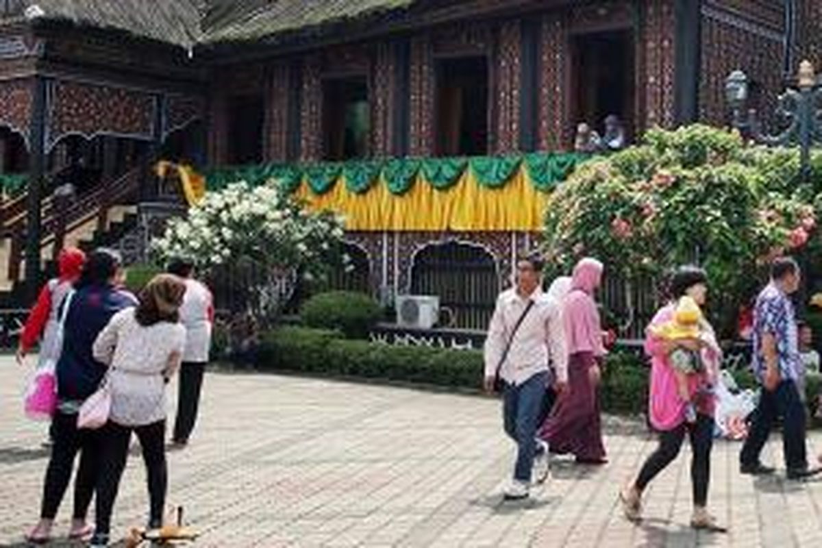 Warga berkunjung ke Anjungan Sumatera Barat di Kompleks Taman Mini Indonesia Indah (TMII), Jakarta Timur, bertepatan dengan ulang tahun ke-40 TMII, Senin (20/4/2015). TMII diharapkan menjadi ruang budaya bagi semua daerah di Nusantara.