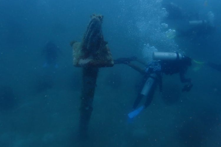 Replika Monas di kedalaman laut dekat Pulau Pramuka, Kepulauan Seribu.