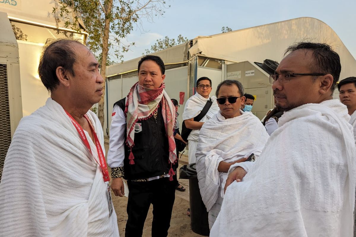 Anggota Timwas Haji DPR Ashabul Kahfi bertemu Menag Yaqut Cholil Qoumas di Amirul Haj, Arafah, Arab Saudi, Sabtu (15/6/2024).