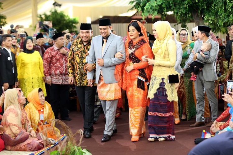 Putri Presiden Joko Widodo, Kahiyang Ayu (depan, kedua kanan) bersama suaminya Bobby Afif Nasution mengikuti ritual adat Mangalo-alo Mora pada ngunduh mantu resepsi pernikahannya di Medan, Sumatera Utara, Jumat (24/11). Mangalo-alo Mora merupakan salah satu rangkaian prosesi adat Batak Mandailing dalam rangkaian acara ngunduh mantu putri Presiden Joko Widodo, Kahiyang Ayu dan suaminya Bobby Nasution. 