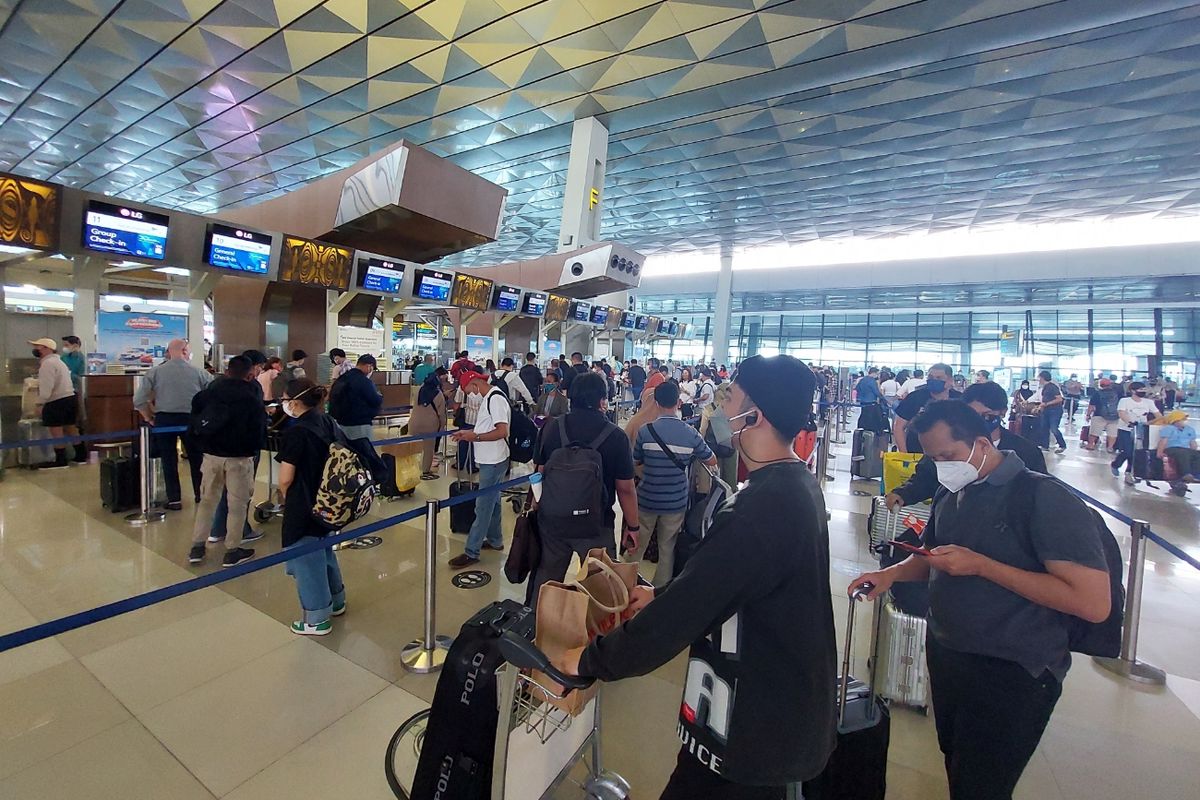 Suasana Terminal 3 Bandara Soekarno-Hatta, Kota Tangerang, Kamis (23/12/2021).