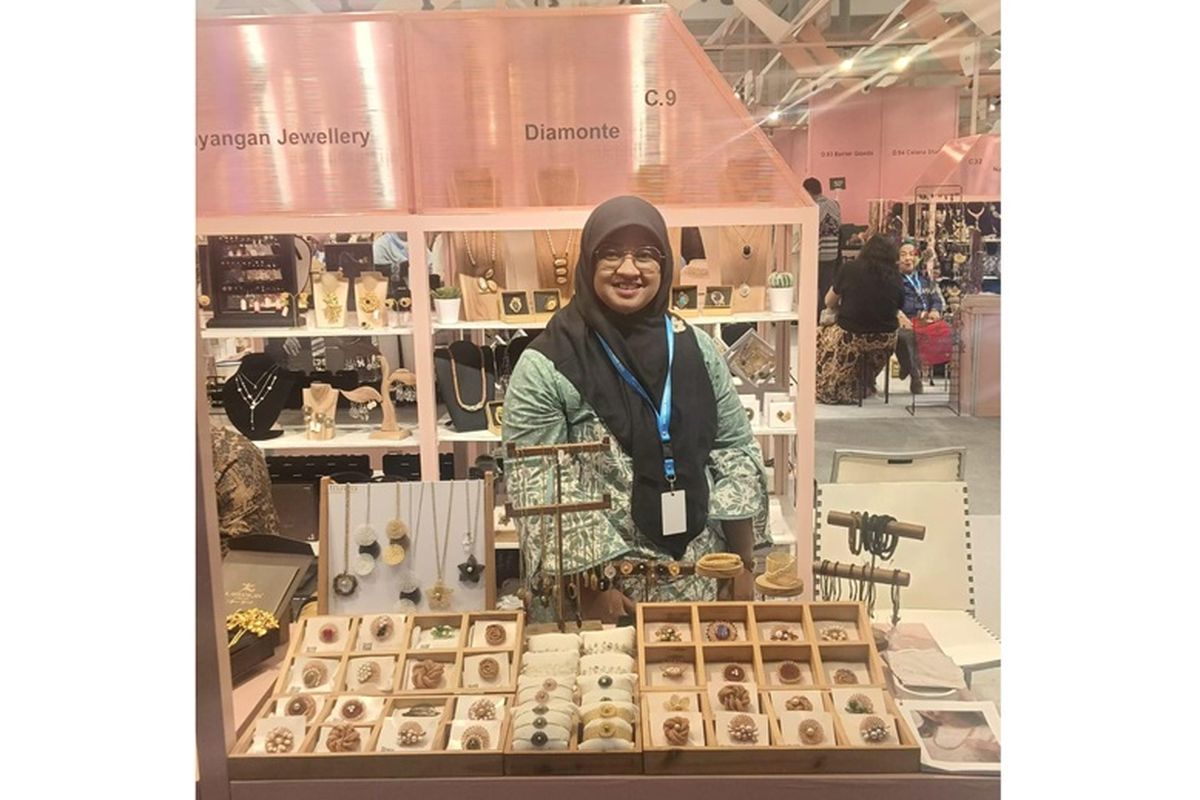 Rosydah dan produk aksesori Diamonte saat mejeng di BRI UMKM EXPO(RT). 