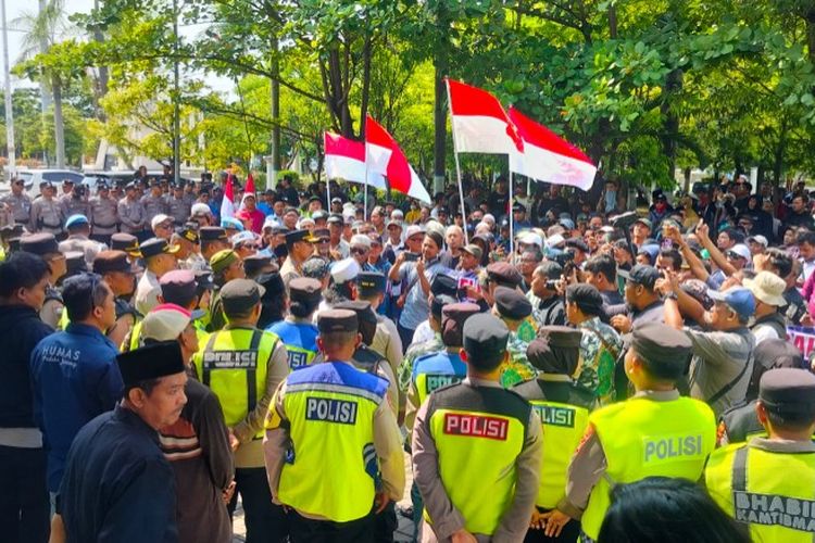 Ratusan Warga Margadana Demo DPRD Kota Tegal, Tolak Operasional Tempat Hiburan Malam