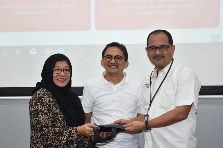 Direktur Solution Operation Telkomsigma, Achmad Sugiarto (tengah) kala peluncuran layanan mobile cloud dari Telkomsigma, Kamis (11/1/2018). 