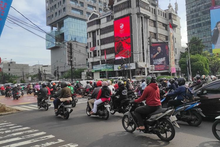 Pengendara roda dua dan roda empat saat melewati lampu merah Fatmawati pada Senin (6/2/2023). 