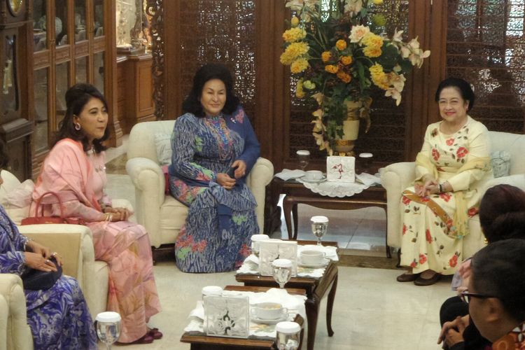 Presiden kelima RI Megawati Soekarnoputri bertemu dengan istri Perdana Menteri Malaysia Najib Razak, Yang Mulia Datin Paduka Seri Rosmah Mansor, di kediaman pribadi Megawati, jalan Teuku Umar, Menteng, Jakarta Pusat, Selasa (7/3/2017).