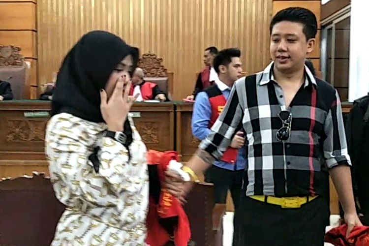 Pablo Benua (baju kotak-kotak, Galih Ginanjar, dan Rey Utami saat sidang pemanggilan saksi lanjutan di Pengadilan Negeri Jakarta Selatan, Senin (3/2/2020)