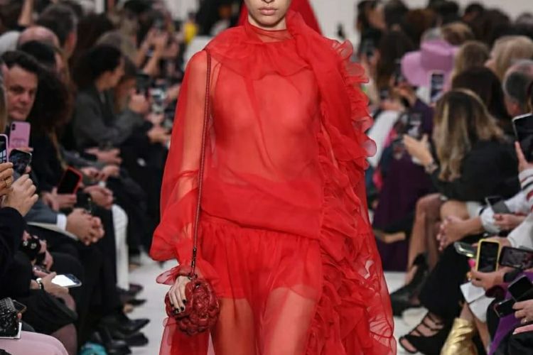 Eliza Rutson Pang, model asal Hong Kong ini merupakan wajah baru yang mencuri perhatian di Paris Fashion Week.