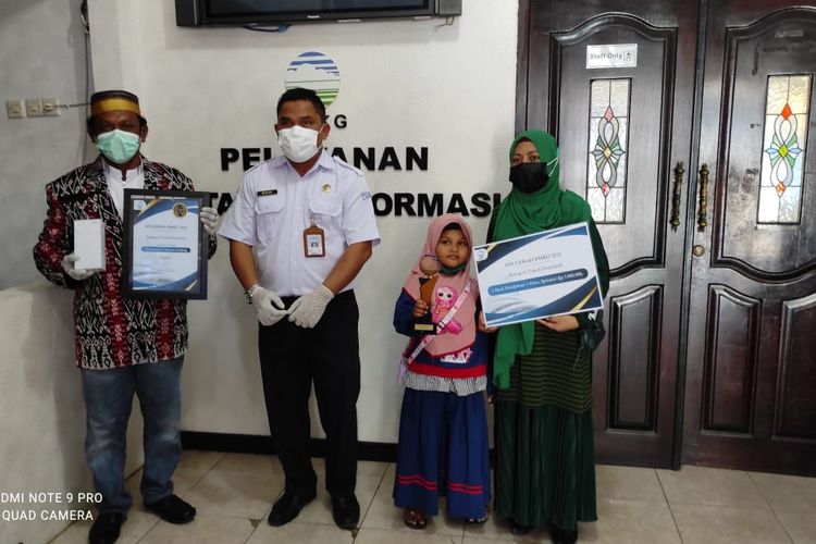 Mohammad Mansyur alias Dewa (52), bersama istri dan anaknya saat berpose bersama Kepala BMKG Stasiun Geofisika Kupang Margiono. Dewa mendapat penghargaan dari BMKG