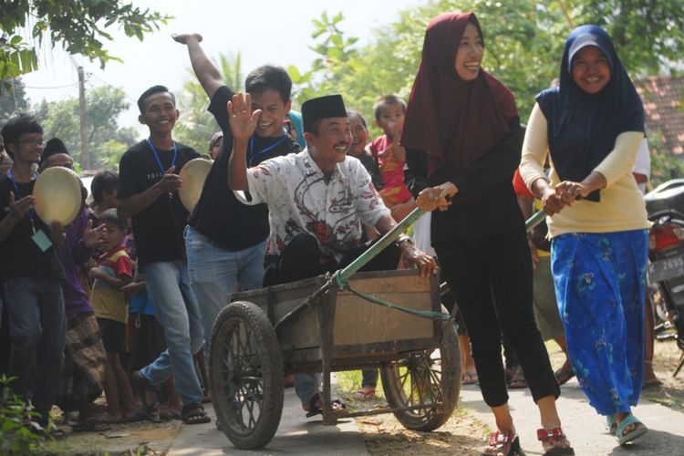 Nurul Huda terpilih menjadi Ketua RT 03 RW 03 dan diarak menggunakan gerobak berkeliling Dusun Selojari Atas, Desa Selojari, Kecamatan Klambu, Kabupaten Grobogan, Jawa Tengah, Sabtu (10/2/2018).