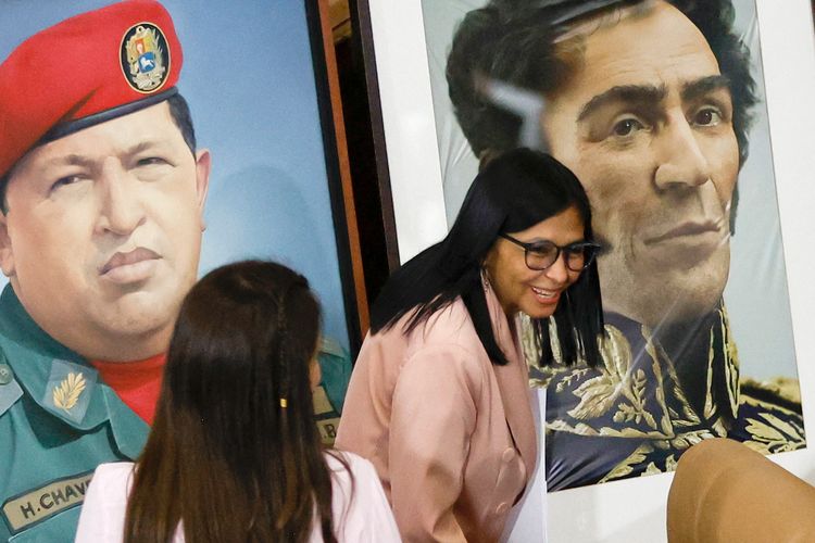 Wakil Presiden Venezuela, Delcy Rodriguez, membuat gestur di depan potret mendiang Presiden Venezuela Hugo Chavez dan pembebas Simon Bolivar selama presentasi anggaran tahun fiskal 2026 di Kongres Nasional di Caracas pada 4 Desember 2025. Pemerintah Venezuela memaparkan anggaran untuk tahun 2026 pada 4 Desember 2025, yang jika dihitung dalam dolar, sebesar 12 persen lebih rendah dari anggaran yang disetujui untuk tahun 2025, sambil mengecam ?penempatan pasukan militer AS yang mengerikan? di Karibia. Terpisah, ia kini menjabat sebagai pemimpin sementara Venezuela setelah AS menangkap Maduro pada Sabtu (3/1/2026).
