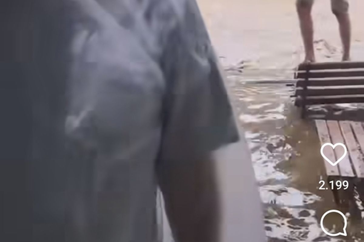 Warga Kampung Pacet, Desa Sukapura, Kecamatan Kertasari Kabupaten Bandung, Jawa Barat saat berupaya menyelamatkan barang-barang berharga lantaran rumahnya kembali di terjang banjir bandang pada Selasa (9/1/2024)