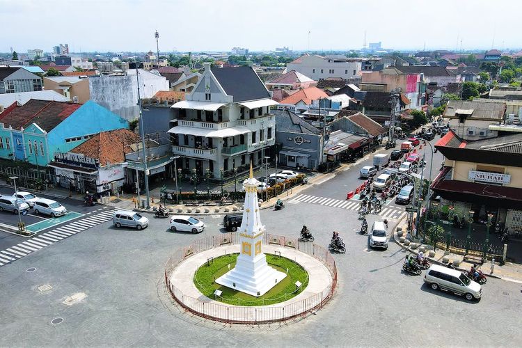 Suasana di simpang empat Tugu Pal Yogyakarta. Simak prakiraan cuaca Yogyakarta hari ini yang dirilis BMKG.

