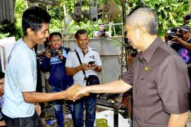 Tawan berjabatan tangan dengan Gubernur Bali Made Mangku Pastika 