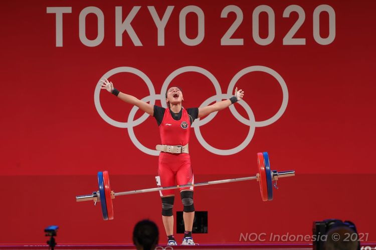Lifter Indonesia Windy Cantika Aisah berhasil mempersembahkan medali pertama bagi Indonesia yakni perunggu dengan total angkatan 194 Kg di kelas 49 Kg putri Grup A Olimpiade Tokyo 2020 di Tokyo International Forum, Tokyo, Jepang, Sabtu (24/7/2021).